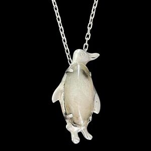 🟦SALE🟦 Vintage sterling silver and stone belly penguin brooch pin